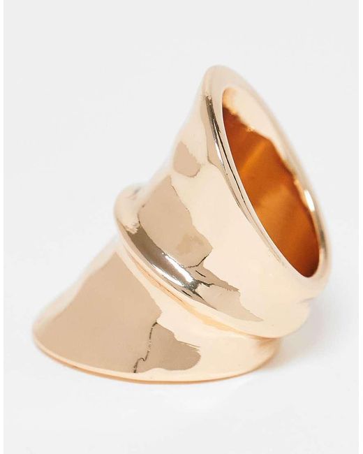 Anello Appariscente Dorato Effetto Martellato di ASOS in Natural