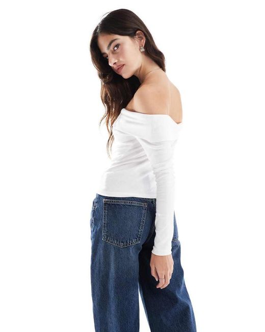 Top Con Spalle Scoperte di Stradivarius in White