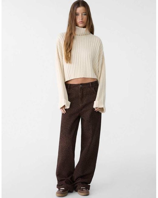 Maglione Lavorato A Coste Con Collo Alto di Stradivarius in White