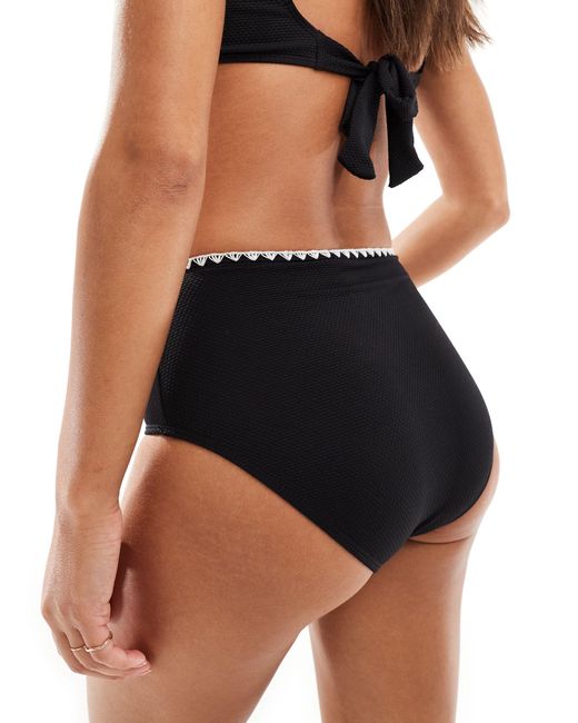 Slip bikini a vita alta neri con cuciture incrociate a contrasto di In The Style in Black