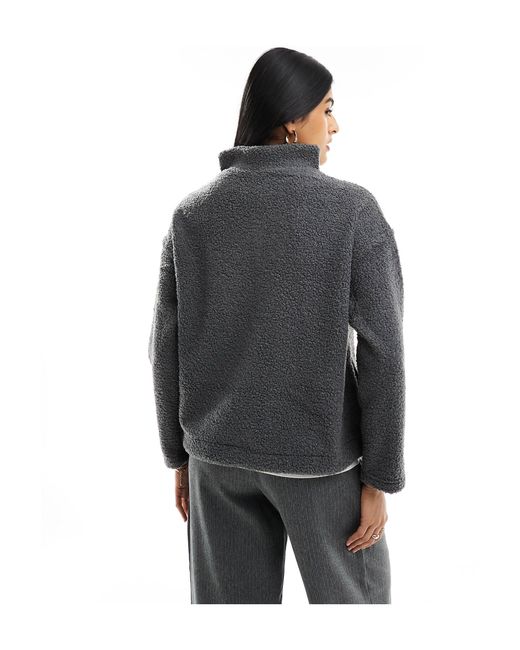 Maglione effetto peluche con zip corta di New Look in Gray