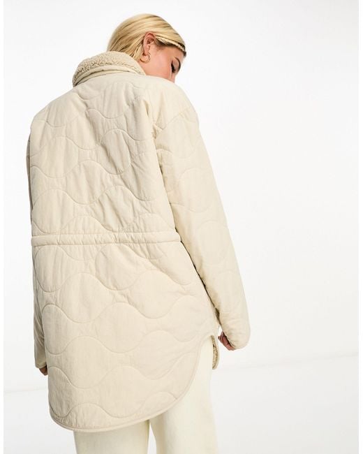 Abrigo color con diseño guateado ondulado birchwood Columbia de color White