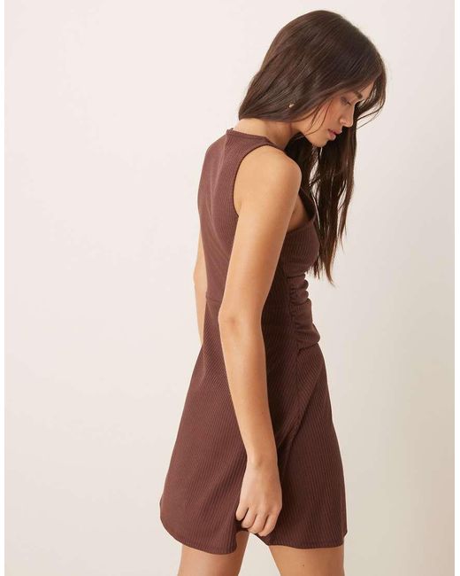 Vestido Corto Marrón Sin Mangas Con Espalda De Nadadora Y Detalle Anudado En La Cintura De Canalé De ASOS de color Brown