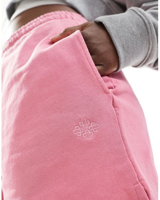 Short avec emblème - délavé The Couture Club en coloris Pink