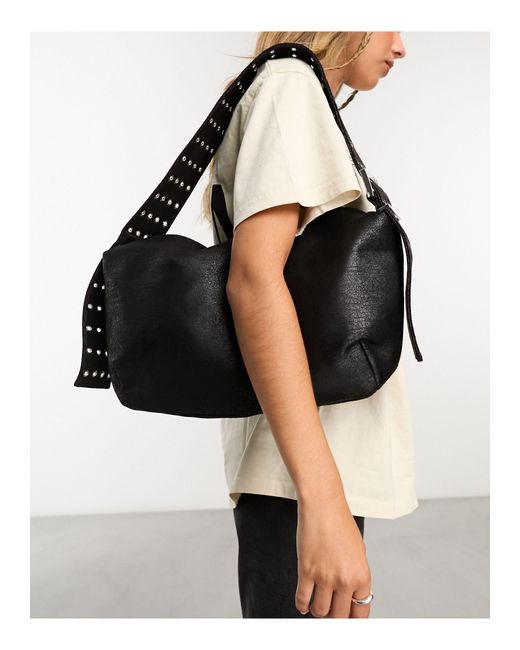 Borsa a mano con tracolla con occhielli nera di Weekday in Black