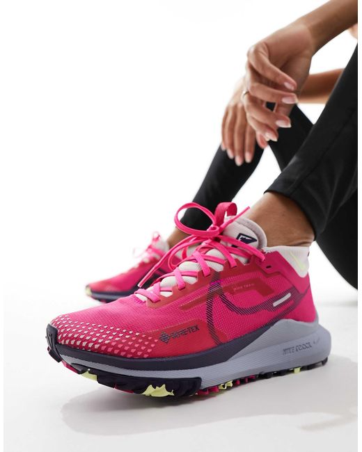 Reactx pegasus trail 4 - baskets en gore-tex - vif et gris Nike en coloris Pink