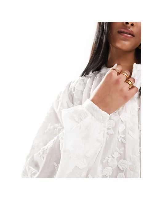 Blusa bianca con ricami floreali di & Other Stories in White