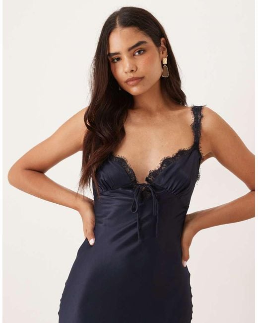 Vestido Lencero Largo De Satén Con Ribete De Encaje De ASOS de color Blue