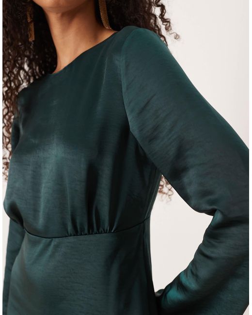 Robe courte en satin à dos ou - foncé Y.A.S en coloris Blue