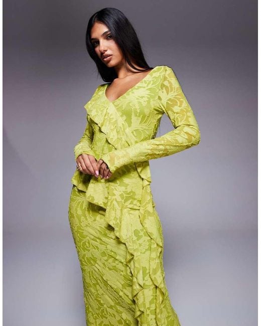 Vestido Largo De Manga Larga Con Volantes De Devoré De ASOS de color Yellow