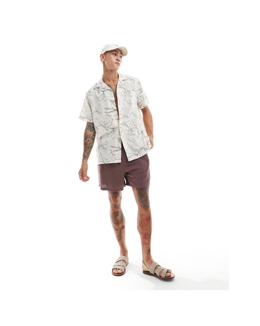Camicia da spiaggia vestibilità comoda color écru con rever e stampa di gigli disegnati di ASOS in White da Uomo