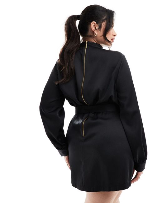 Vestito corto accollato con cintura di Closet London Plus in Black