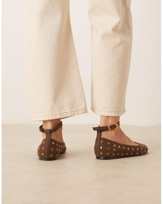 ASOS Natural – lara – ballerinas aus braunem wildlederimitat mit runder zehenpartie und nieten