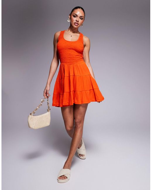 Robe courte effet froissé à encolure échancrée et volants étagés ASOS en coloris Orange