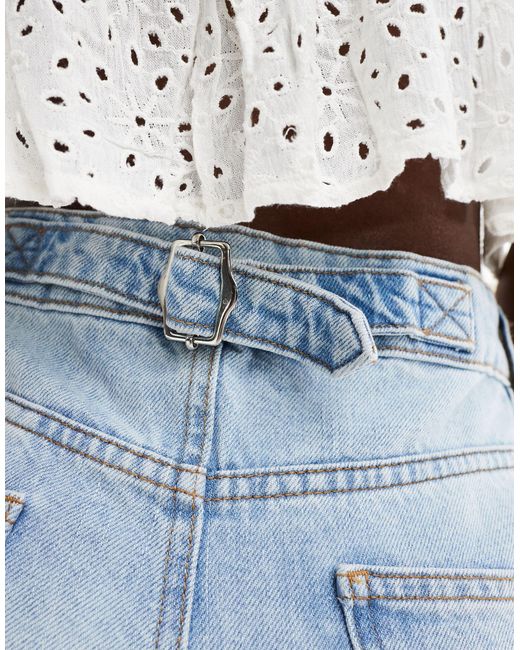 Jeans cropped a cilindro lavaggio medio con cinturino di ASOS in Blue