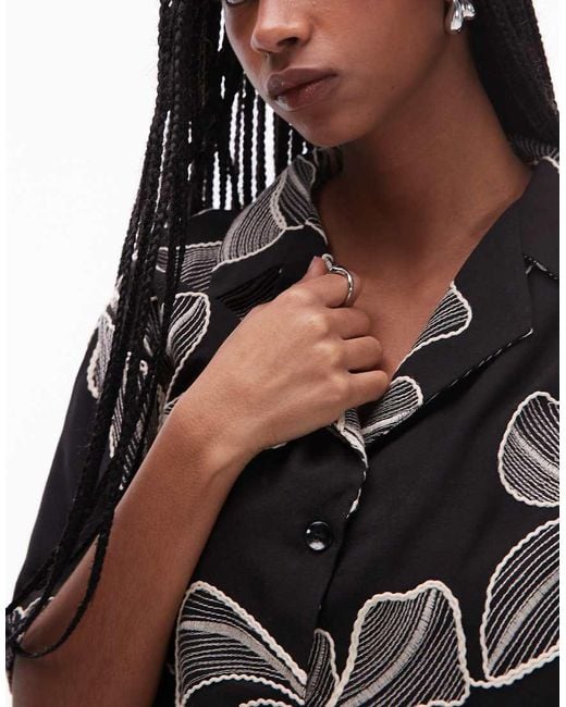 Camicia Resort Nera Con Stampa A Fiori Monocromatica Testurizzata di TOPSHOP in Black