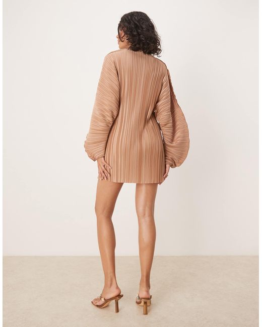 Robe courte et plissée avec taille surpiquée et longues manches cocon - camel ASOS en coloris Natural