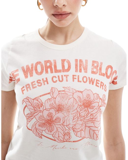 T-shirt ristretta crema slavato con stampa di fiori freschi di ASOS in White
