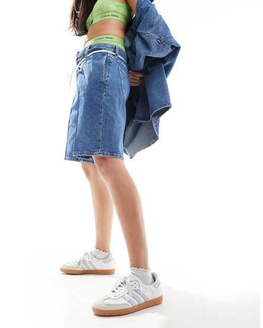 Calvin Klein Blue – denim-shorts mit geradem schnitt im stil der 90er und heller waschung