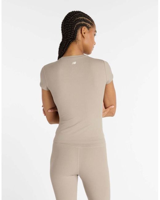 New Balance Natural – geripptes, figurbetontes t-shirt
