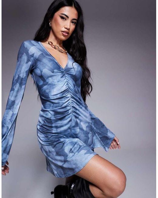 Vestito Corto Blu A Fiori Arricciato Con Scollo A V E Maniche Svasate di ASOS in Blue