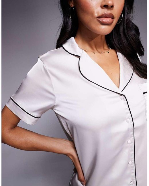 Pijama Color Crema De Top Con Cuello De Solapas Y Pantalones Cortos Con Detalle De Ribete De Satén Luxe De -Neutro Boux Avenue de color Brown