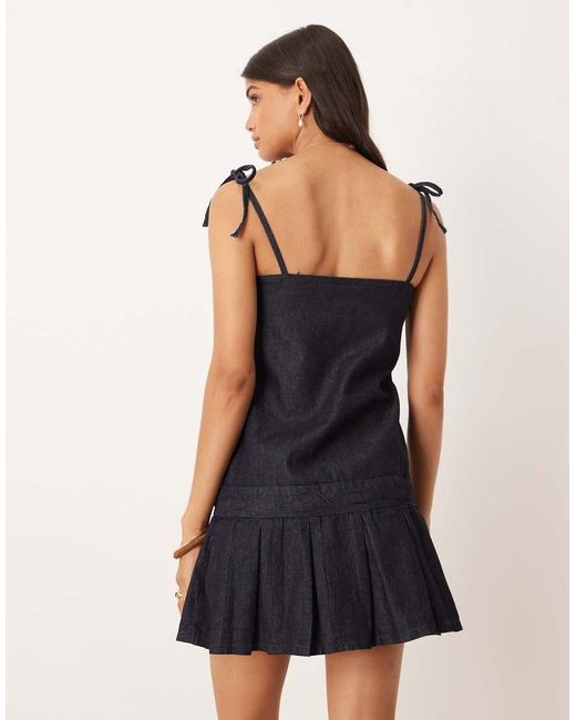 Vestido Vaquero Corto De Tirantes Con Bajo Plisado Y Acabado Enjuagado De -Azul ASOS de color Blue
