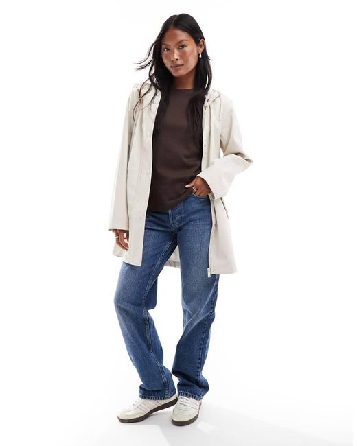 Giacca Impermeabile Con Cappuccio Spalmata Color Pietra Moonbeam di Vero Moda in White