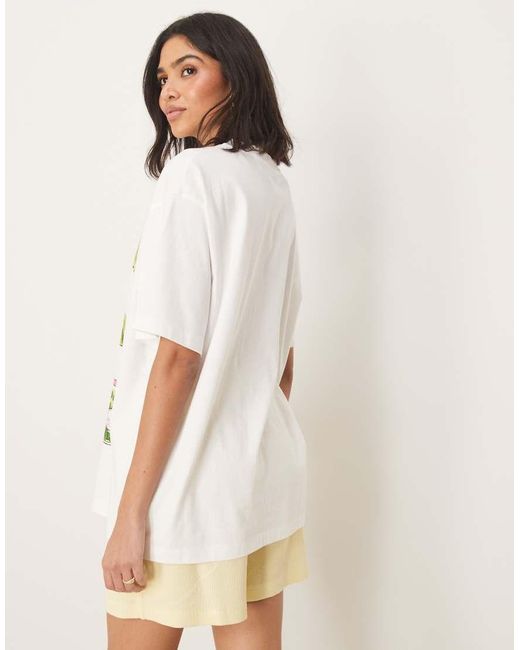 T-Shirt Oversize Bianca Con Grafica Con Sottaceti di ASOS in Brown