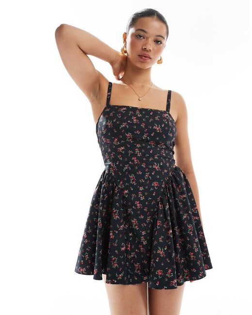 Vestito Corto Voluminoso A Fiori Con Scollo Squadrato di Bershka in Black