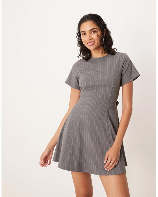 Robe t-shirt courte avec dos ouvert à détail noué et fines rayures - gris ASOS en coloris Multicolor