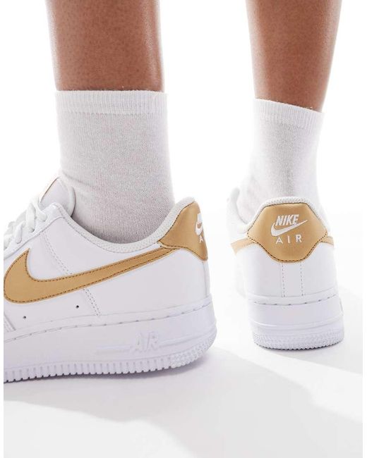 Zapatillas De Deporte Blancas Y Doradas Air Force 1 '07 Nn De Nike de color White