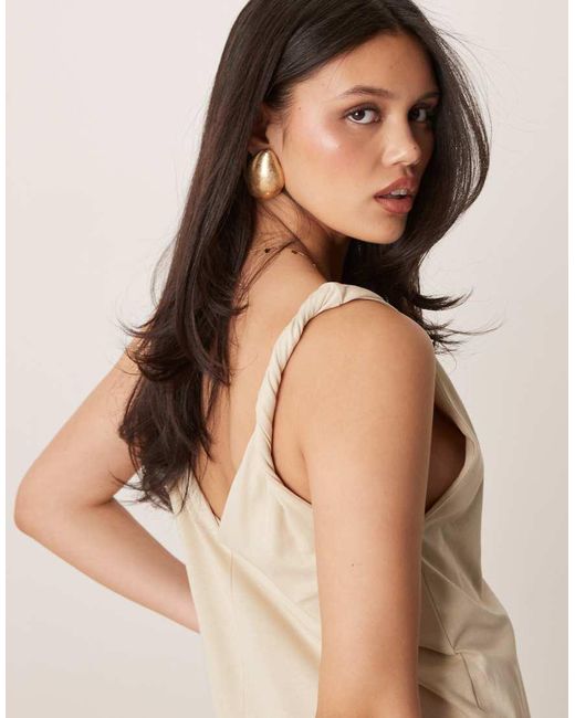 Mono Largo Con Detalle Retorcido En El Hombro De -Neutro ASOS de color Natural