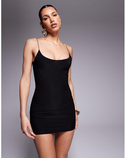 Vestito Corto Sinuoso A Doppio Strato Con Scollo Rotondo E Spalline Sottili di Missy Empire in Black
