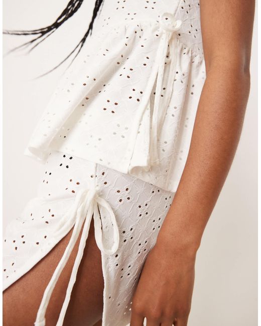 Top d'ensemble en broderie anglaise avec liens sur le côté ASOS en coloris White