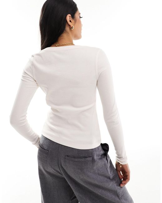 T-shirt a maniche lunghe con scollo a barchetta squadrato color crema di ASOS in White