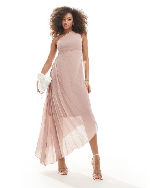 L'invitée - robe longue asymétrique plissée en mousseline avec taille froncée - pâle TFNC London en coloris Pink