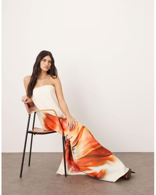 ARRANGE White – strukturiertes, trägerloses maxi-säulenkleid mit integriertem korsett und oversize-blumenprint