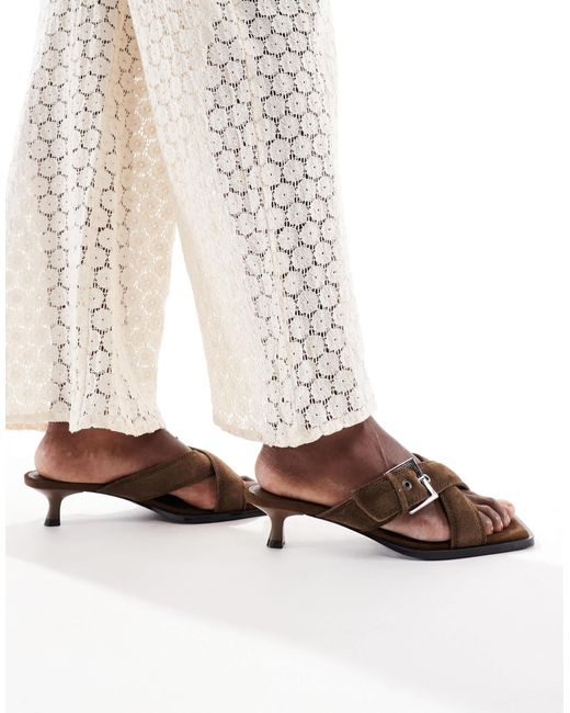 Sandales en cuir à talon avec entre-doigt et détail boucle Stradivarius en coloris White
