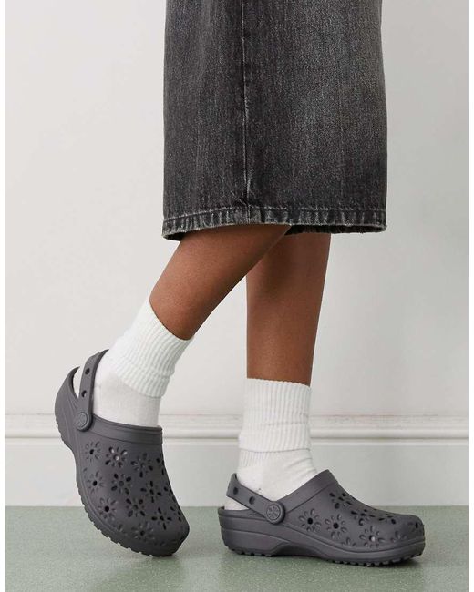 Zuecos Lunar Clásicos Con Diseño Floral Calado De CROCSTM de color Black