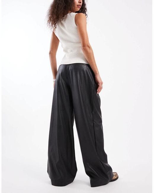 Pantalon large en imitation cuir Miss Selfridge en coloris Black