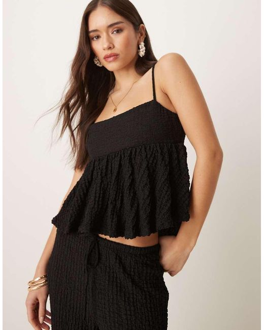 Top De Tirantes Con Espalda Abierta Y Sobrefalda De Tejido Texturizado De (Parte De Un Conjunto) Mango de color Black