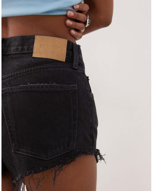 Maia - mini-short en jean - délavé Weekday en coloris Black