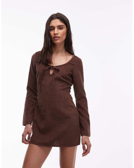 Vestido Marrón De Manga Larga Con Vuelo Y Cuello Ancho De Pana De ASOS de color Brown