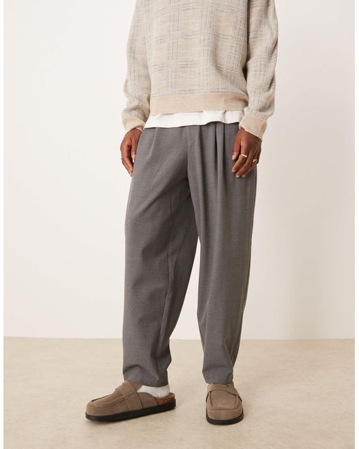 ASOS – elegante, schmal zulaufende oversize-hose mit zwei falten in Natural für Herren