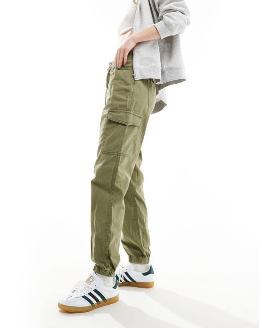 Pantaloni cargo kaki con fondo elasticizzato di New Look in Green