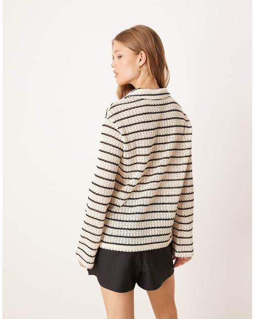 Top A Maniche Lunghe Taglio Comodo Stile Polo All'Uncinetto Chiaro E Nero A Righe di Gina Tricot in Natural
