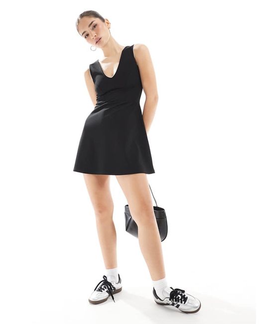 Vestito Corto Con Scollo A V Corpino Aderente E Gonna Svasata di Miss Selfridge in Black