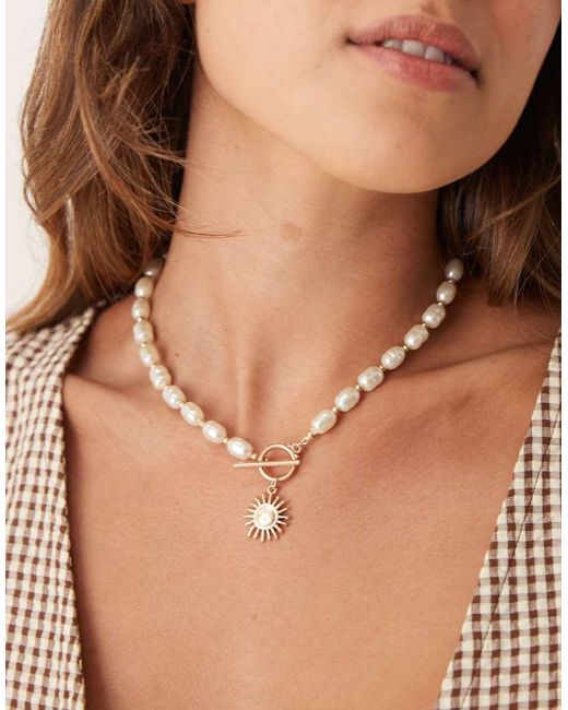 ASOS Korte Ketting Met Imitatieparels, T-Bar En Goudkleurige Zonnehangertje in het Brown