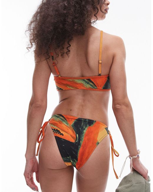 Top bikini con stampa papaya e scollo rotondo di TOPSHOP in Brown
